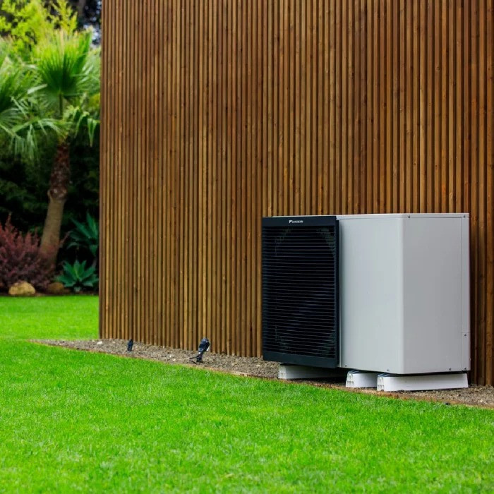 Pompa de caldura monobloc pentru incalzire si racire Daikin Altherma 3 M EBLA14D3V3 14kW cu incalzitor de rezerva integrat 3kW - imagine 2