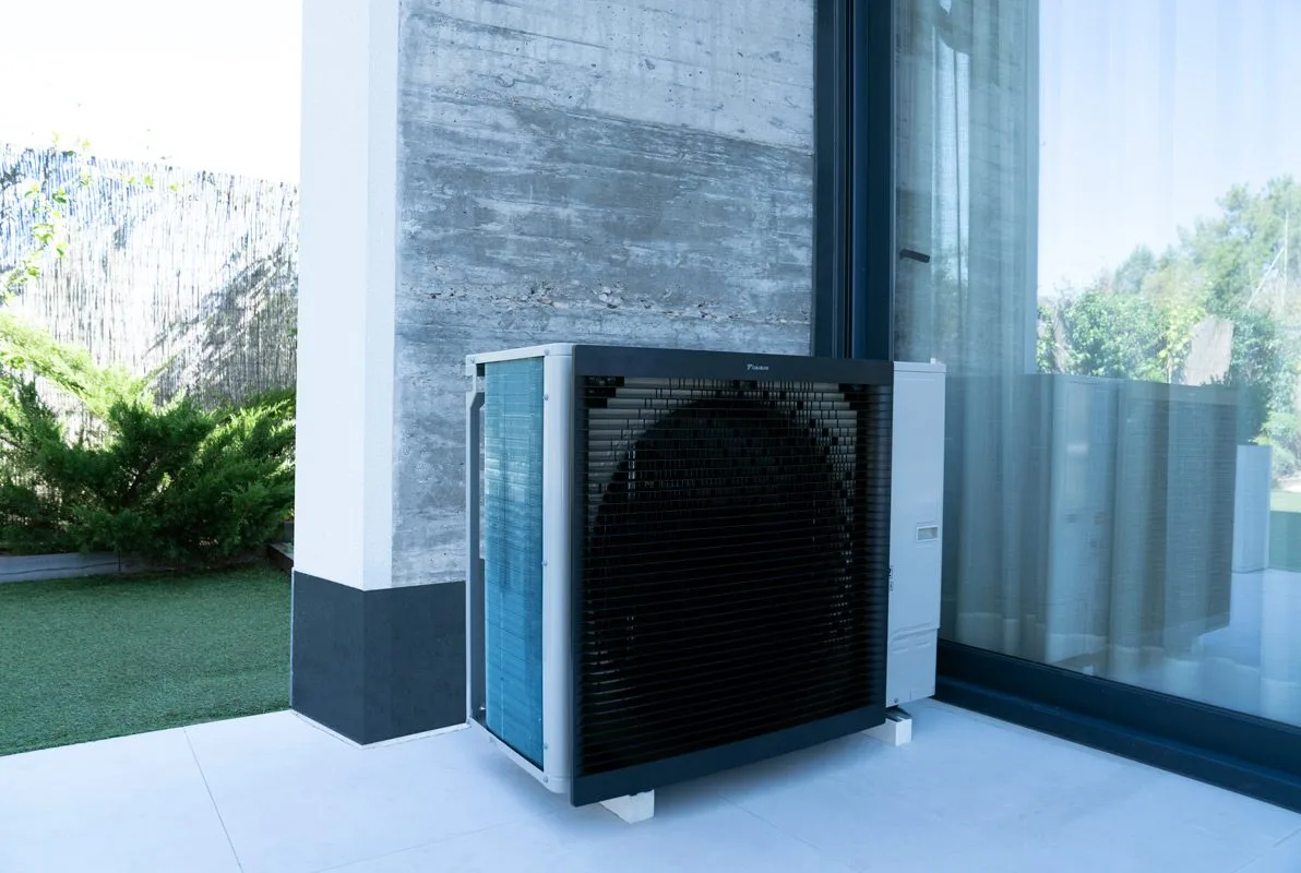 Pompa de caldura pentru incalzire si apa calda menajera Daikin Altherma 3 R F 16kW EBVH16S18D9W-ERLA16DW cu rezervor de 180L - imagine 3